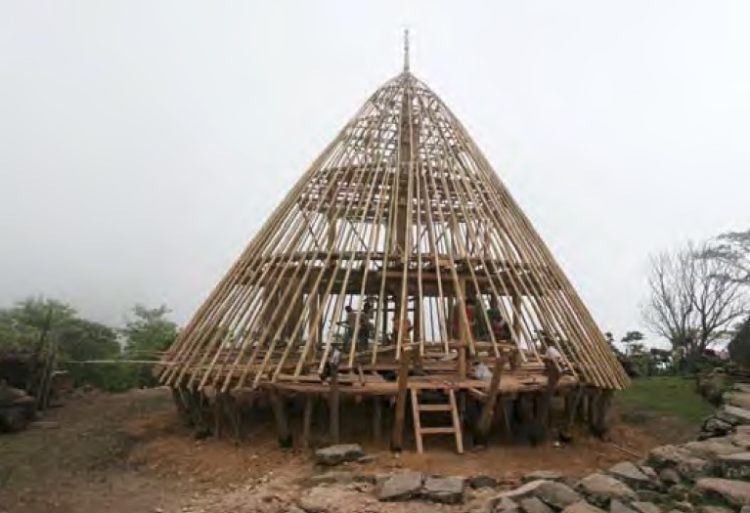 Kerangka Mbaru Niang di Wae Rebo sebagai rumah adat NTT