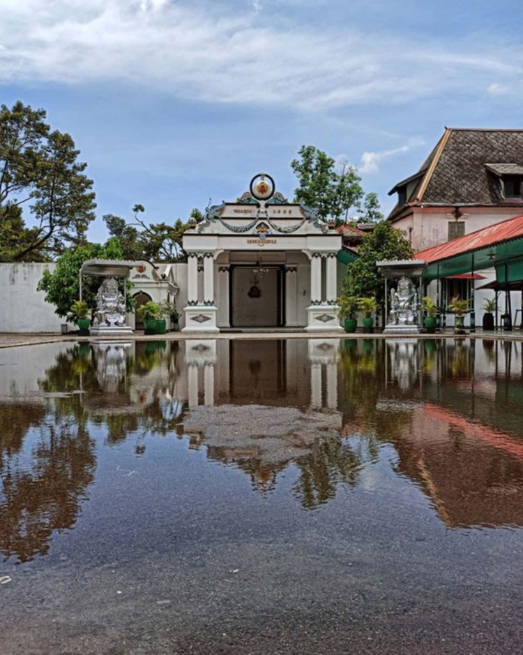 Contoh penggunaan joglo Semar tinandu salah satu jenis rumah adat Yogyakarta