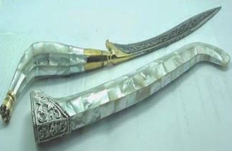 Rencong meukure sebagai senjata tradisional aceh (NAD)