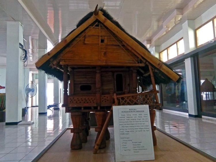 Kubung Beranak adalah rumah adat bengkulu selain rumah bubungan lima