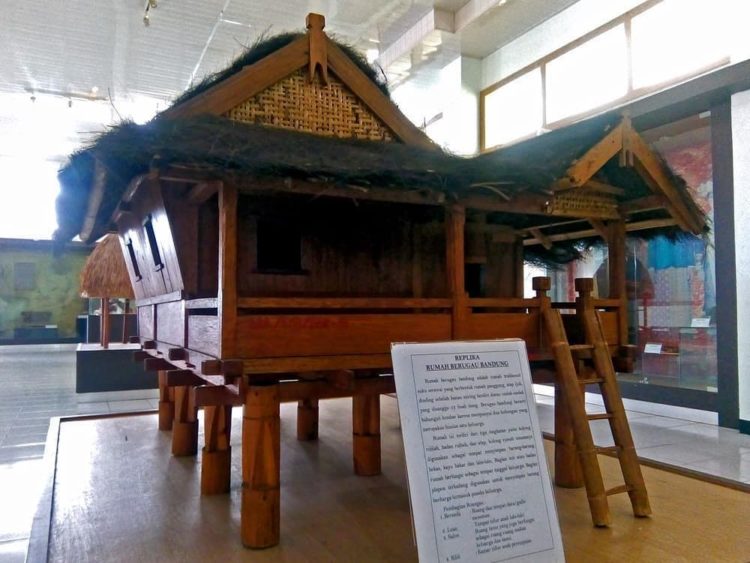 Berugau Bandung adalah rumah adat bengkulu selain rumah bubungan lima