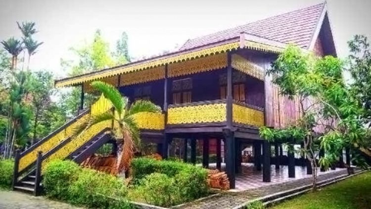 Rumah Adat Jambi bernama rumah Lemo