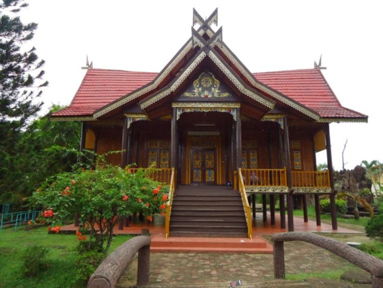 Rumah Lamo atau Kajang Leko adalah rumah adat jambi