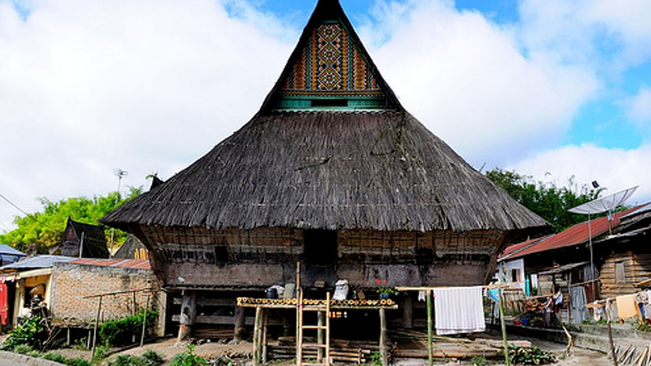 foto rumah adat karo