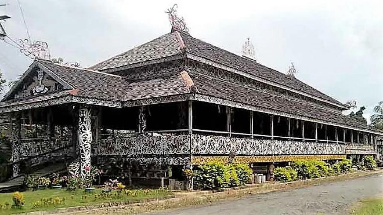 rumah adat lamin dibangun oleh suku dayak