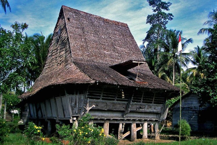 gambar omo sebua rumah adat nias