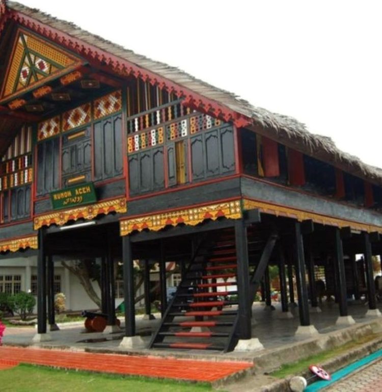Rumah adat Aceh adalah Krong Bade
