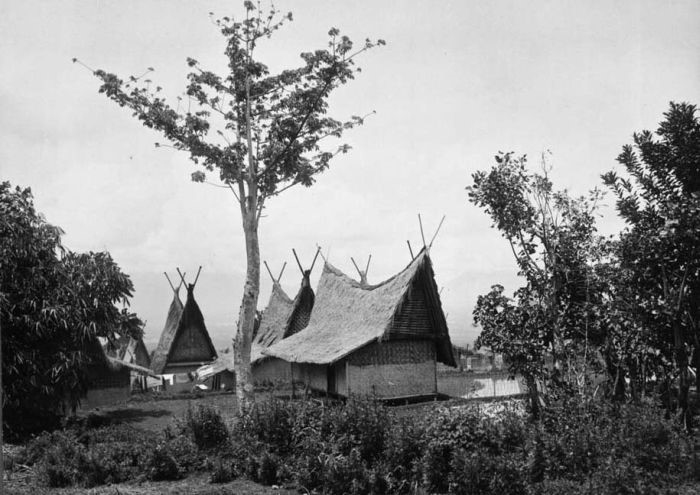 Rumah adat Jawa Sunda Imah Capit Gunting