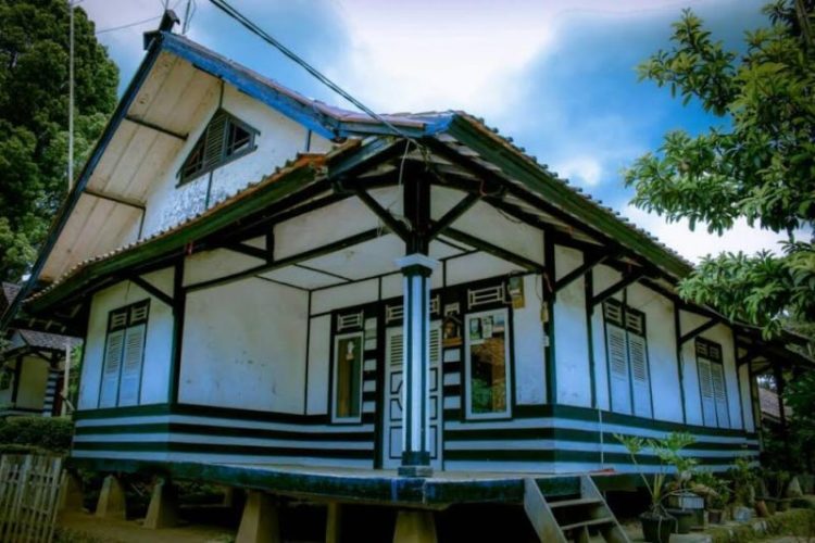 Salah satu contoh rumah adat Jawa Imah Parahu Kumureb