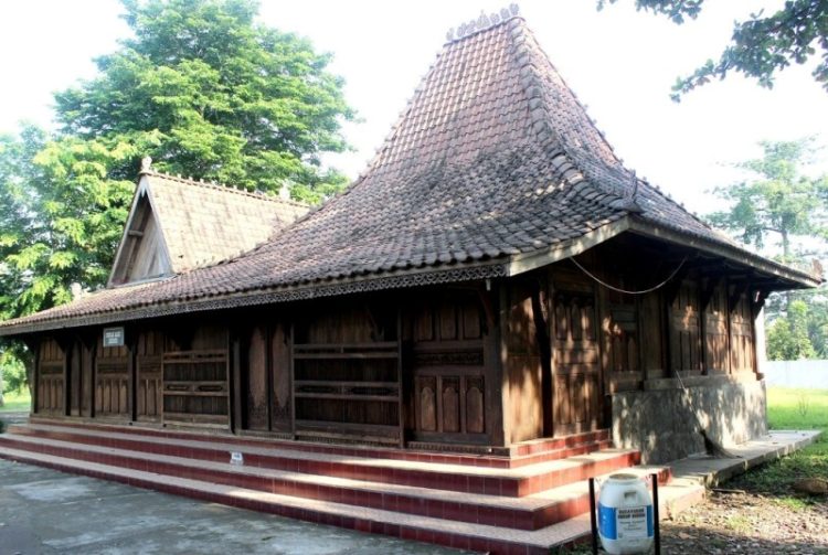 Contoh rumah adat Jawa Joglo di Kudus