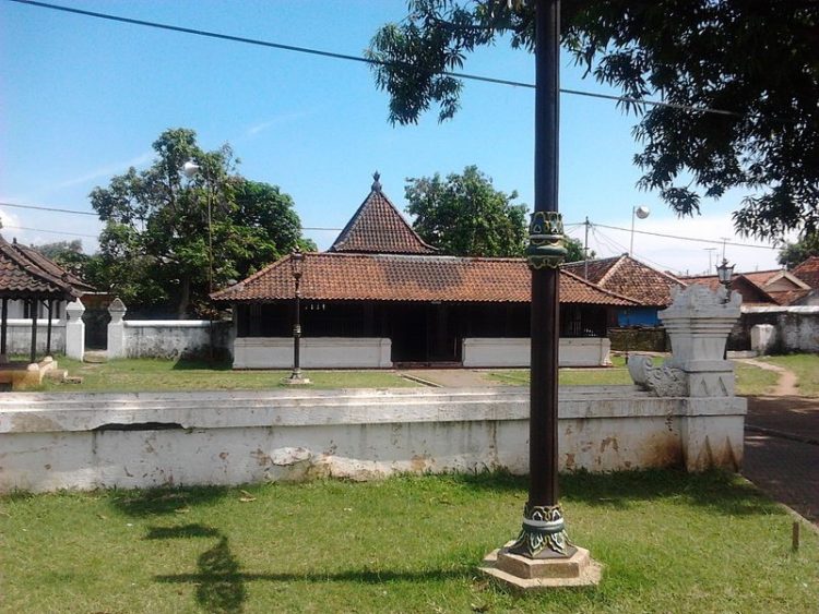 Rumah adat Jawa Keraton Kasepuhan Langgar Agung