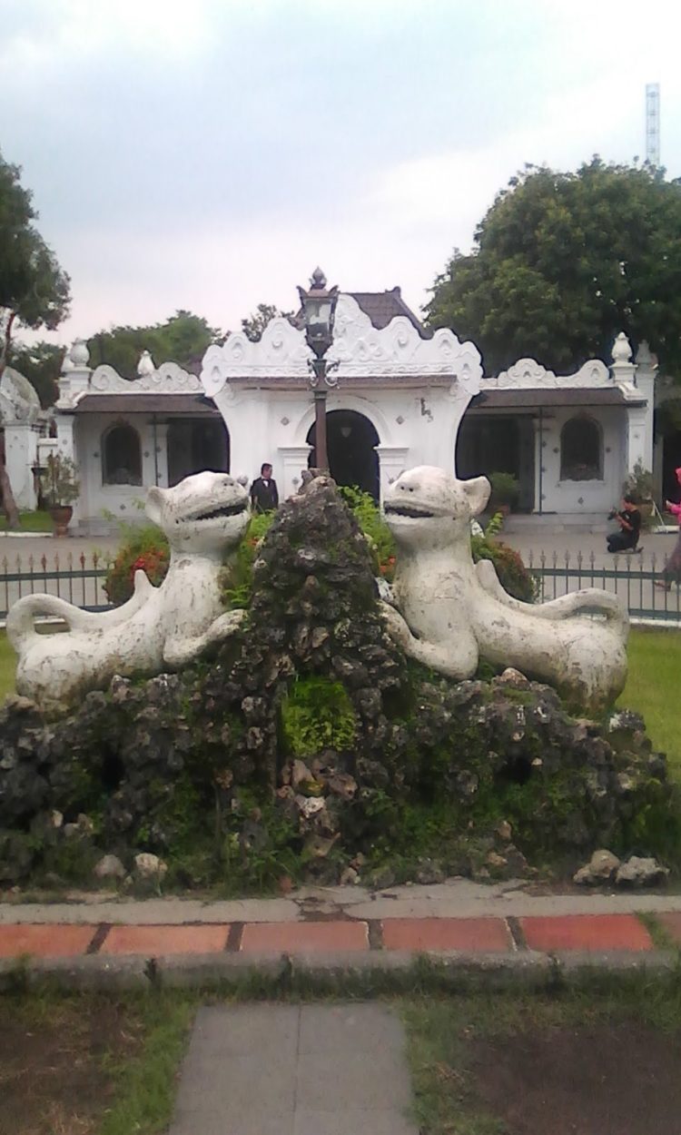 Rumah adat Jawa Kasepuhan Taman Dewandaru Macan Putih