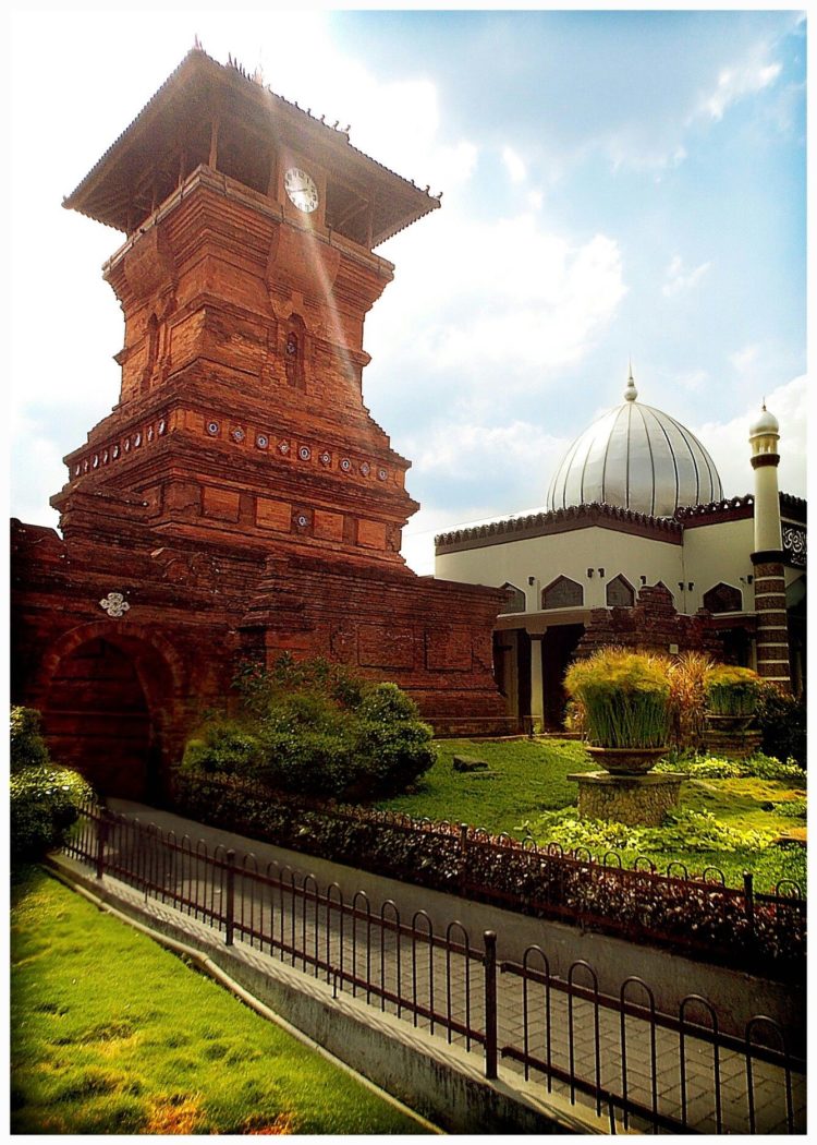 Contoh Rumah adat Jawa Masjid Menara Kudus