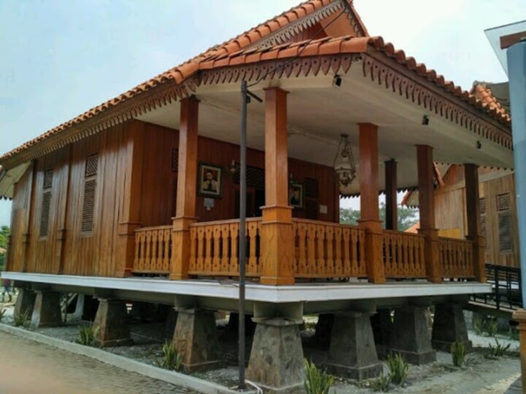 Contoh rumah adat Jawa Betawi Rumah Gudang