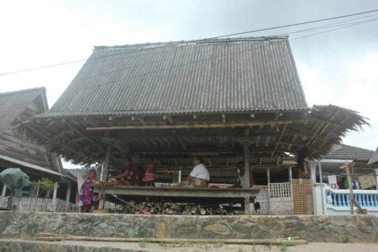 Contoh Rumah adat Jawa Timur Bawean Dhurung