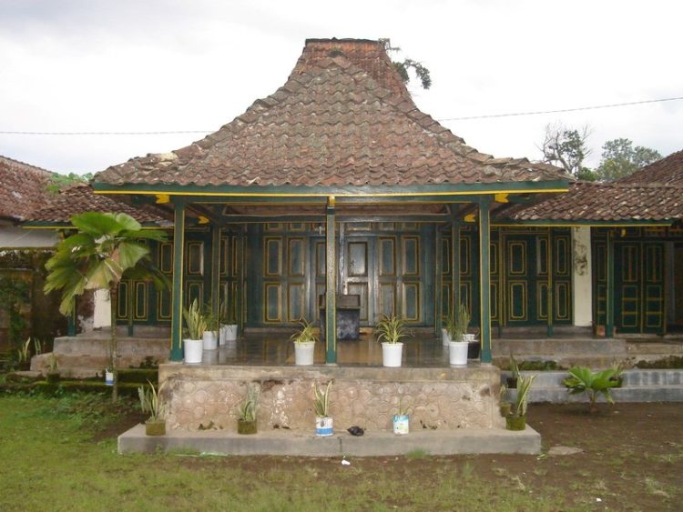 Joglo adalah salah satu rumah adat Jawa Timur 