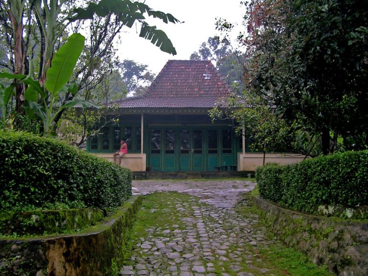 Salah satu contoh rumah adat Jawa Timur Limasan Lawakan