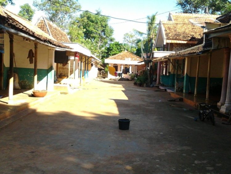 Tanean Lanjhang adalah rumah adat Jawa Timur Madura