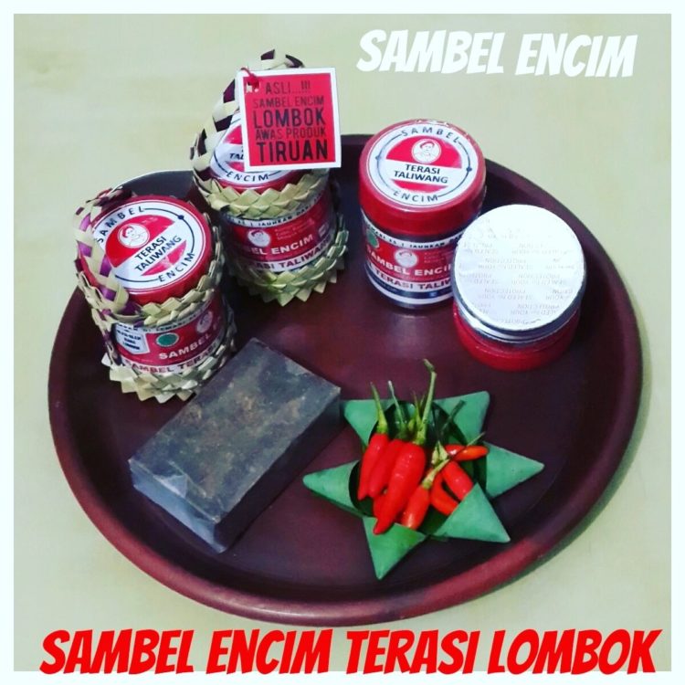 Berbagai oleh oleh khas Lombok mulai dari makanan, snack, kerajinan, baju yang wajib dibeli