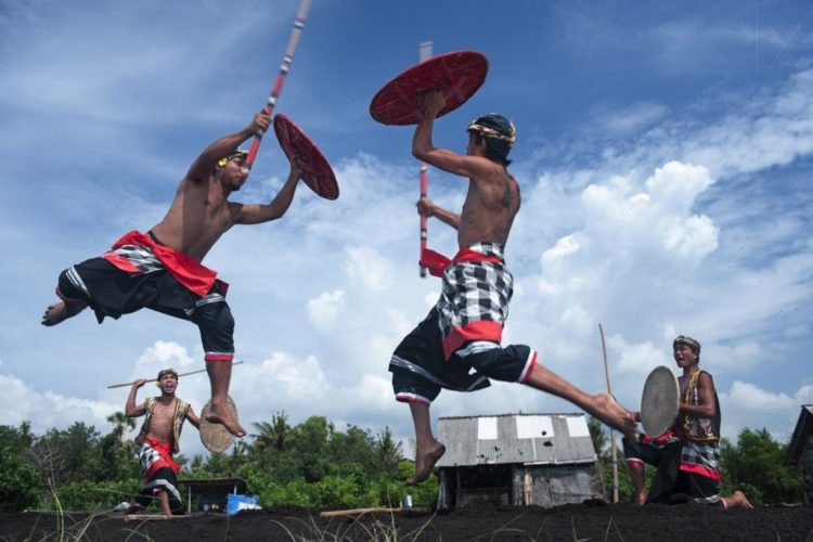 Senjata tradisional bali bernama ende