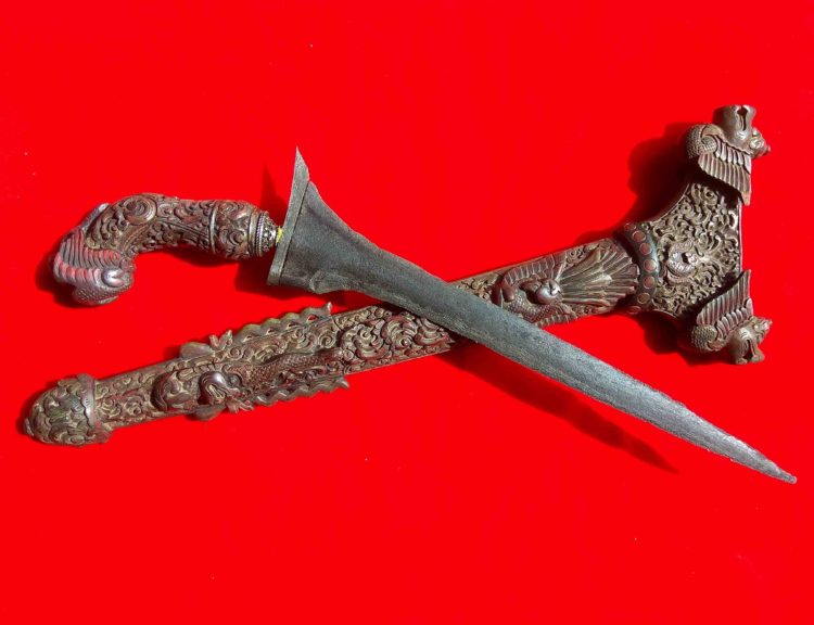 keris bali atau keris tayuhan adalah senjata tradisional bali