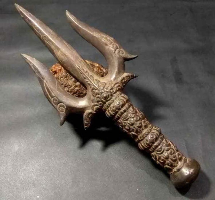 Jenis senjata tradisional bali yang bernama trisula