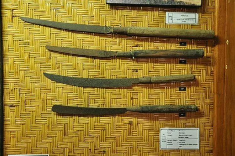 Jenis senjata tradisional bali yang bernama penampad