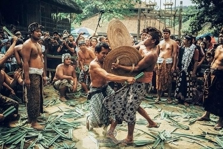 perisai bali sebagai senjata tradisional bali bernama tamiang