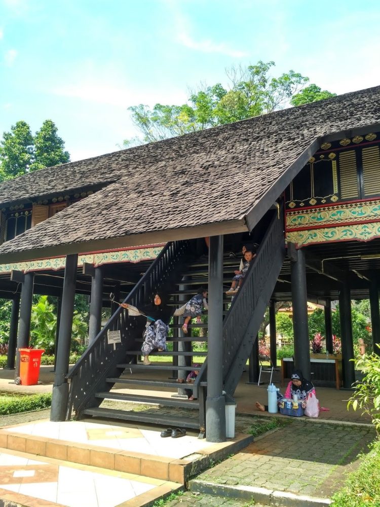 Contoh Tangga rumah adat Aceh Rumoh Aceh