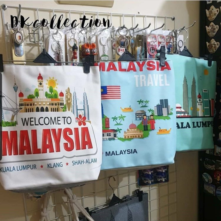 Berbagai oleh oleh khas Malaysia mulai dari makanan, chocolate, snack, pajangan, baju yang wajib dibeli