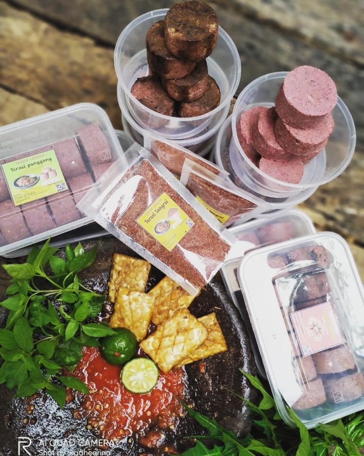 Berbagai oleh oleh khas Lombok mulai dari makanan, snack, kerajinan, baju yang wajib dibeli