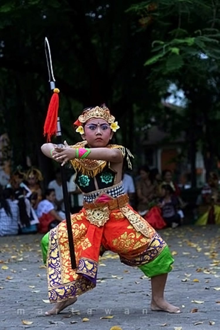 Jenis senjata tradisional bali yang bernama tombak bali