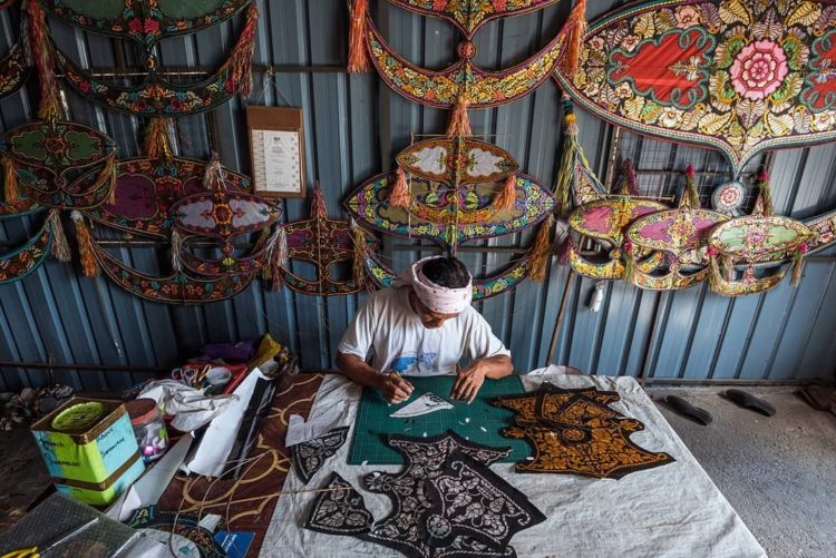 Berbagai oleh oleh khas Malaysia mulai dari makanan, chocolate, snack, pajangan, baju yang wajib dibeli