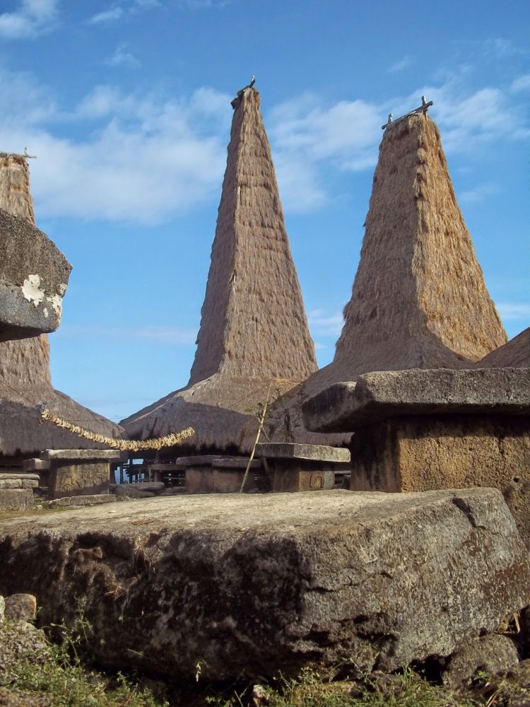 fungsi atap rumah adat sumba