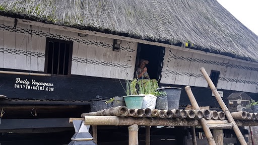 foto bagian luar rumah adat karo