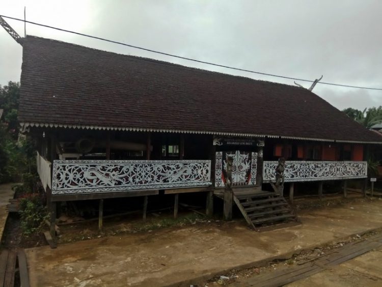 bahan konstruksi rumah adat lamin dari kayu ulin
