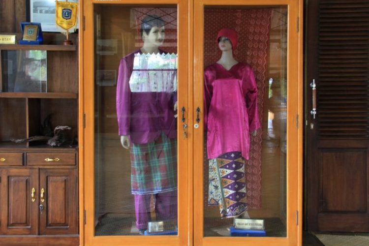 baju adat pengantin dipajang di rumah adat bangka belitung