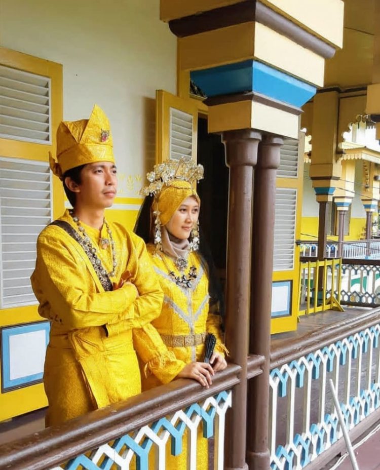 jenis baju istana oleh oleh khas medan