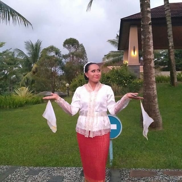 foto baju nona rok pakaian adat maluku