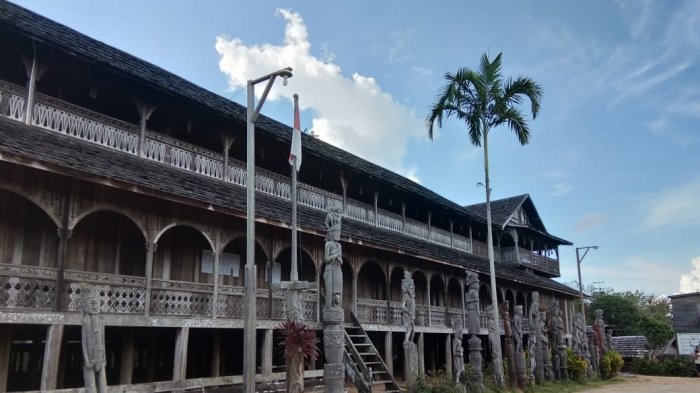 rumah adat lamin bentuk panjang dan besar 