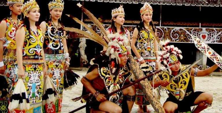 foto baju bulang kuruung pakaian adat kalimantan timur