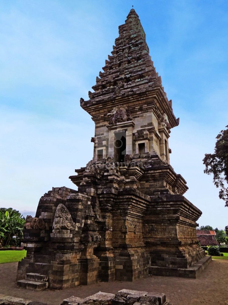 peninggalan kerajaan singasari contohnya adalah candi jawi