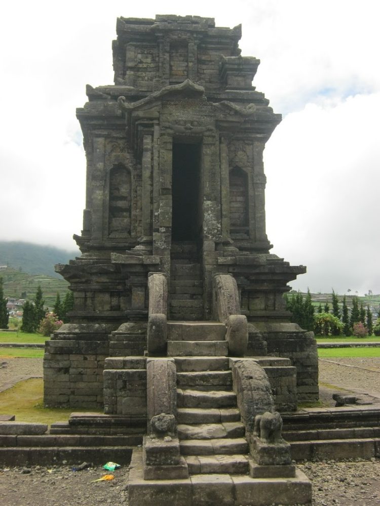 foto gambar candi puntadewa peninggalan kerajaan mataram kuno