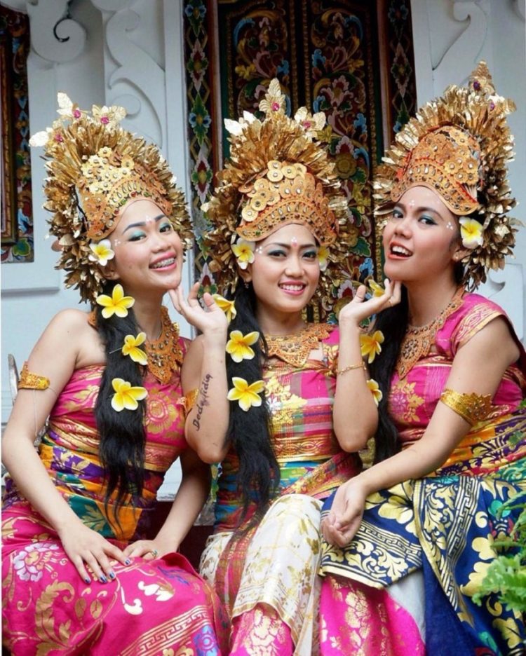 Ciri khas pakaian adat Bali adalah