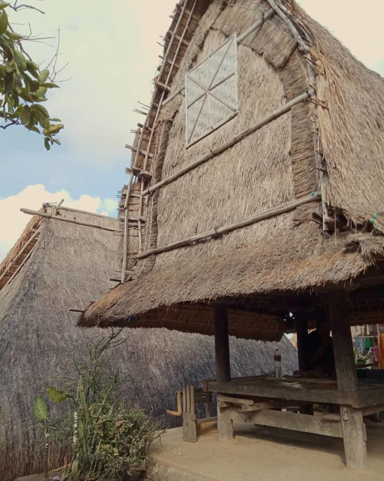 ciri khas tiang penyangga rumah adat lombok