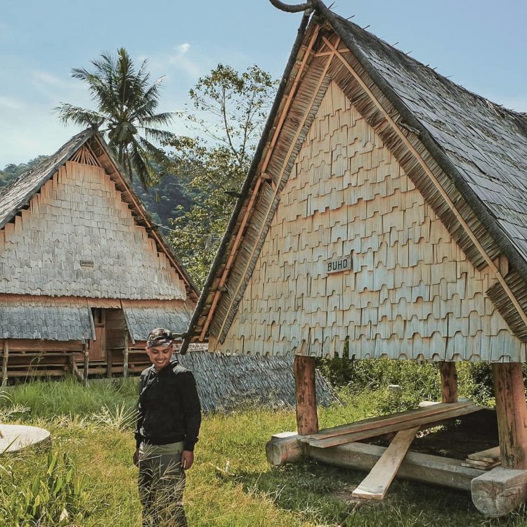 ilustrasi contoh struktur rumah adat tambi