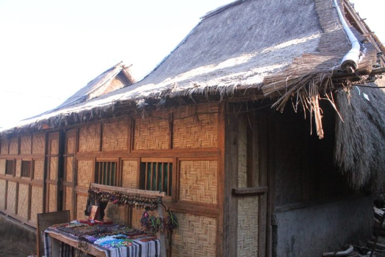 foto dinding anyaman bambu rumah adat lombok
