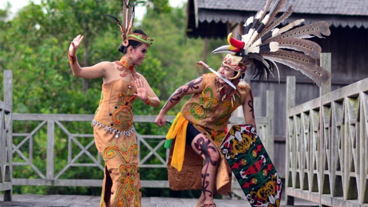 16 Pakaian  Adat  Dayak  Laki Perempuan NAMA PENJELASAN 