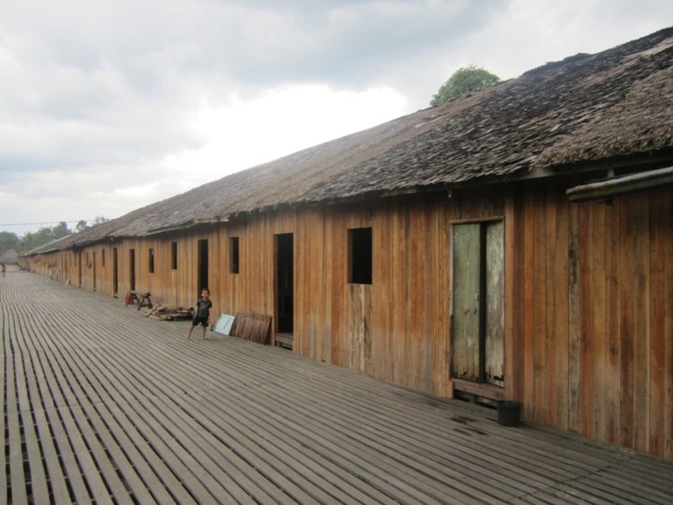 rumah adat betang dibuat memanjang