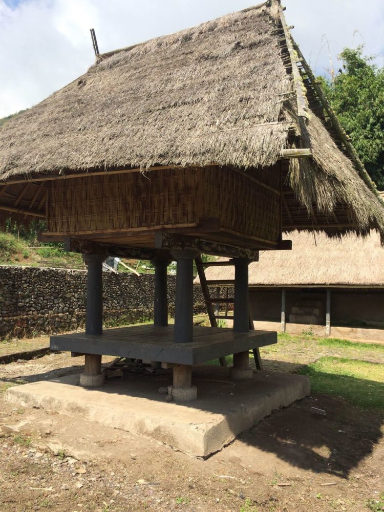 gambar rumah adat lombok bale sekepat
